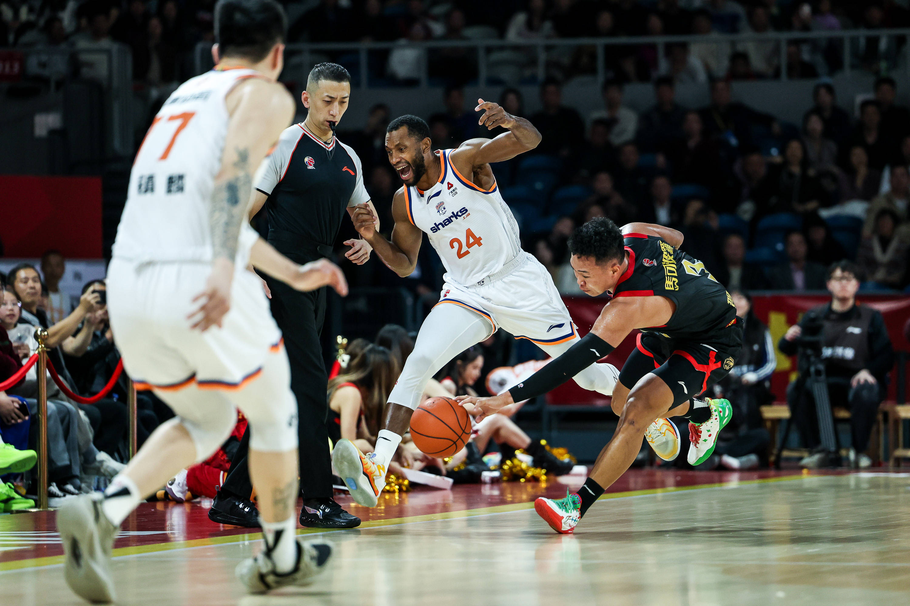 包含从上海申花外线爆发备战中超到今夜深圳男篮备战NBA季后赛，浙江队围绕法国杯外线爆发的词条